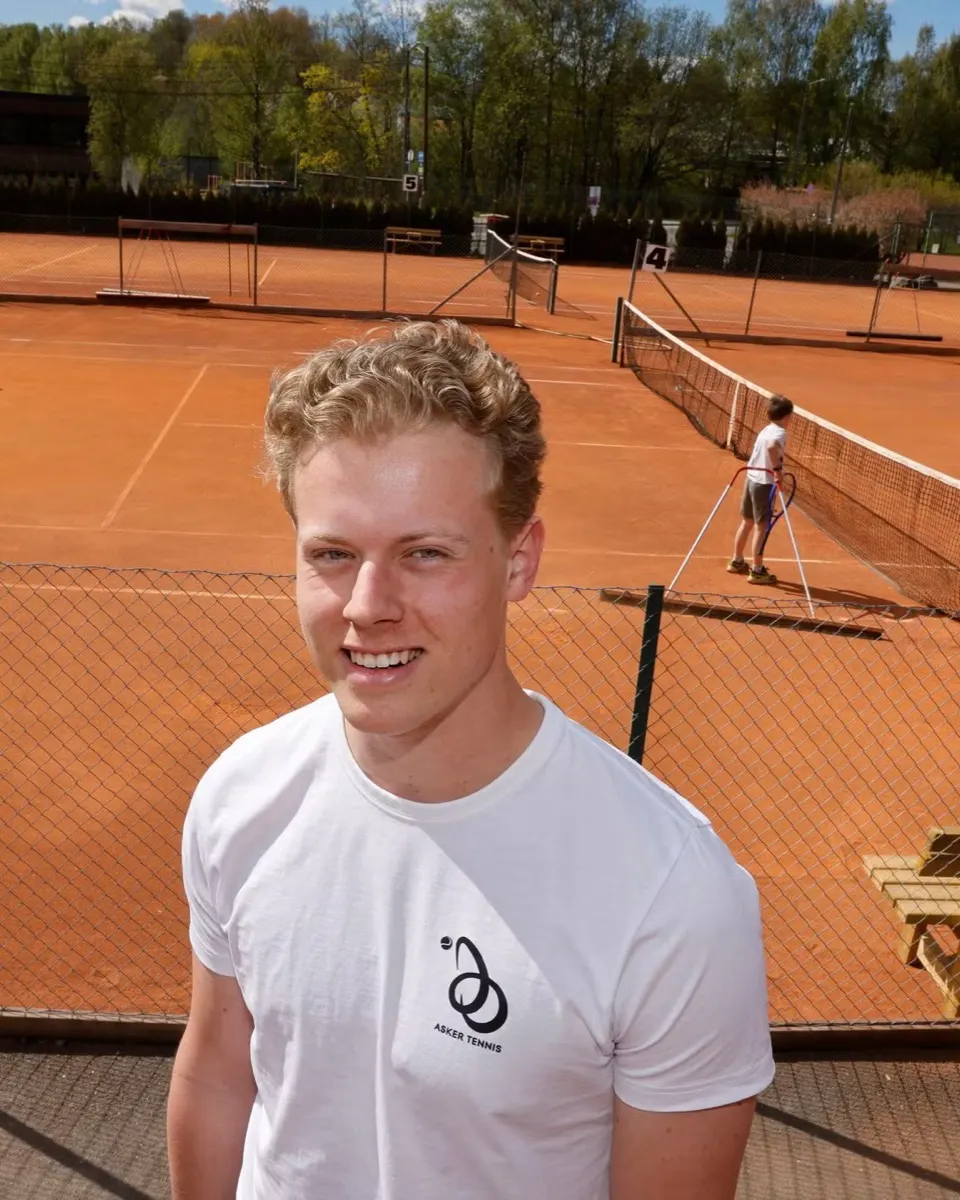 Oskar Johan Hov foran grusbanene i Asker Tennisklubb